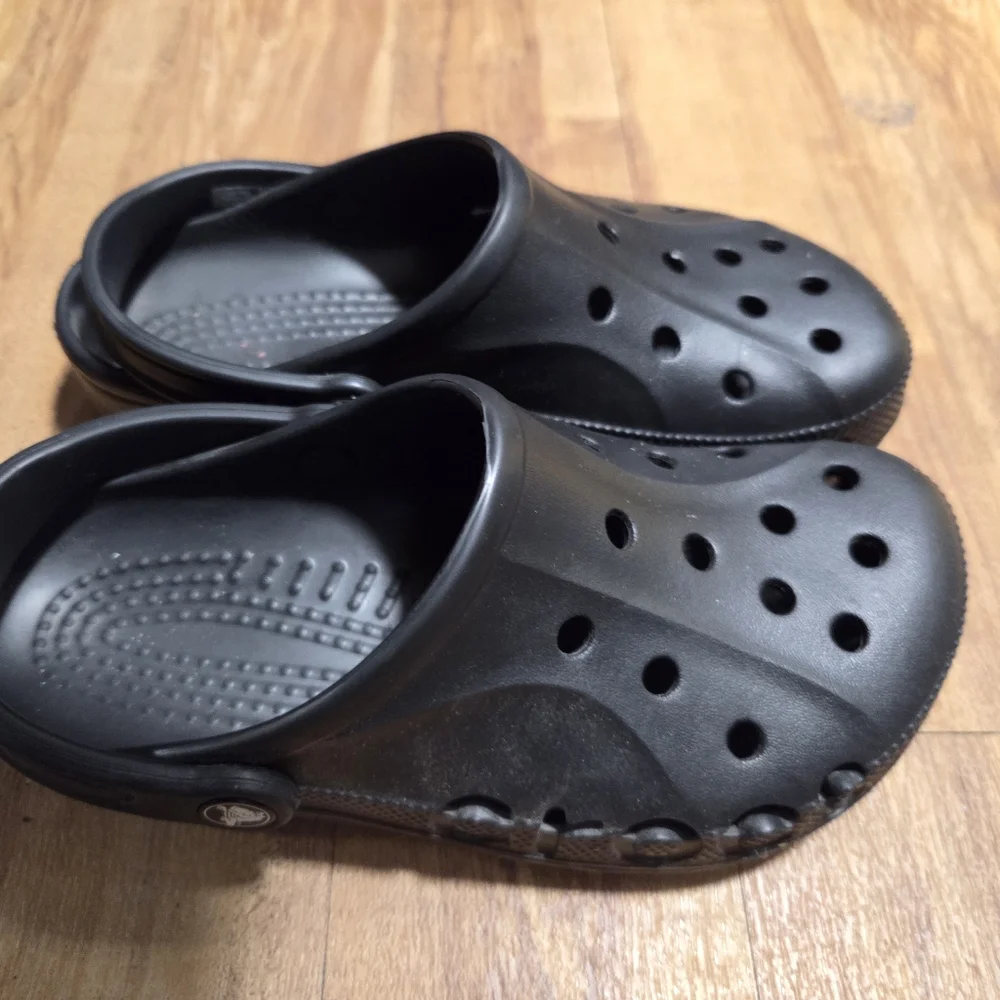 CROCS BAYA BLACK Sandals Design SIZE 6 MEN SIZE 8 WOMEN - Picture 2 of 4